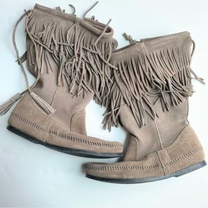 Minnetonka WOMEN'S 2 LAYER FRINGE BOOT GREY 1681T Size 8